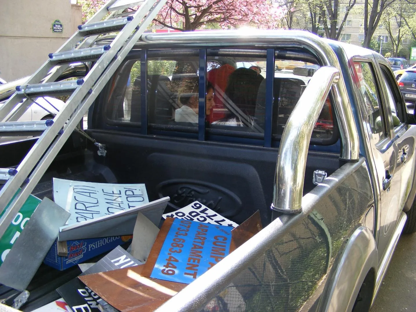 Mașină încărcată cu reclame ilegale colectate din copaci