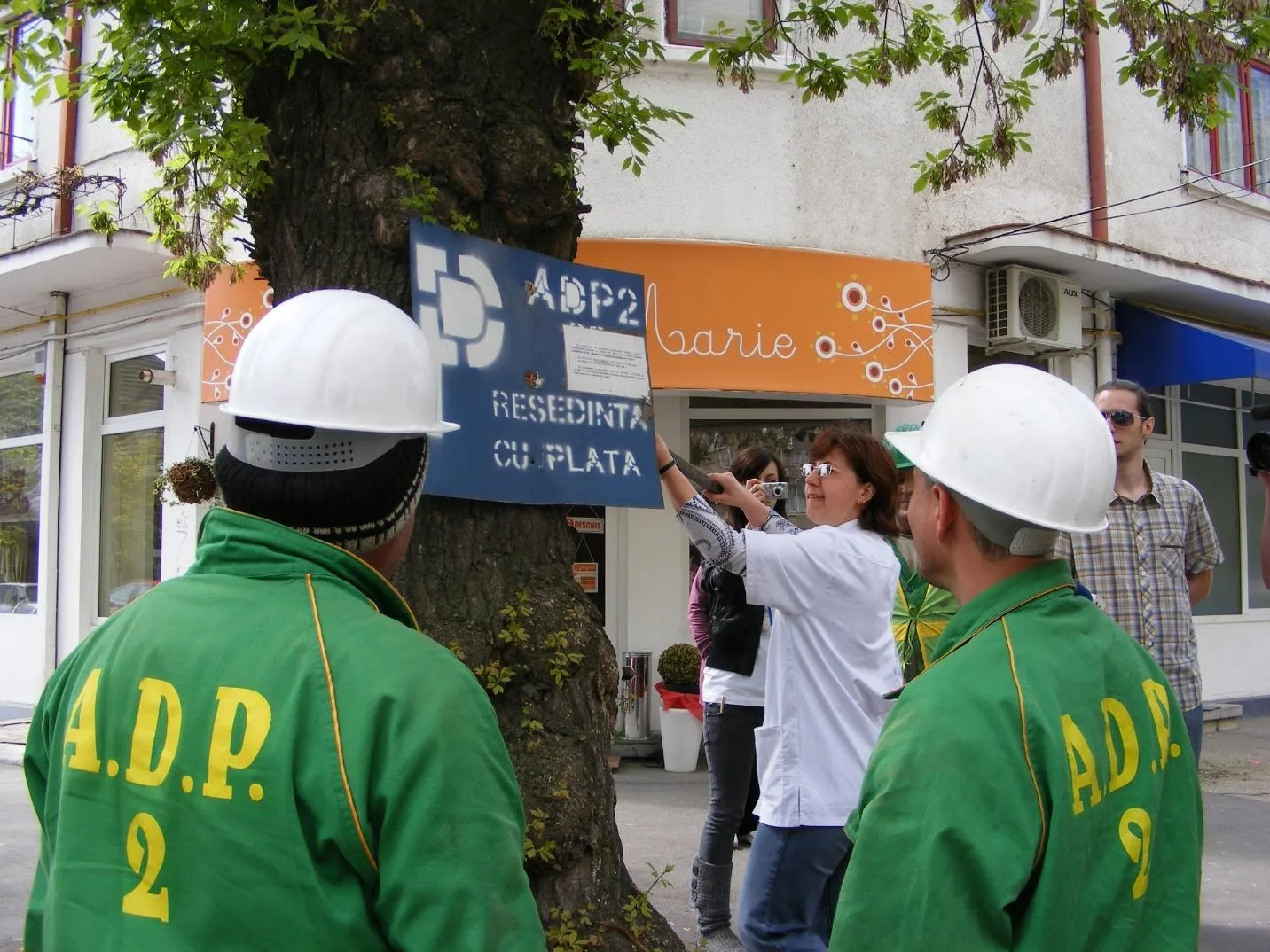 Voluntari Agent Green cooperând cu echipa ADP la demontarea reclamelor