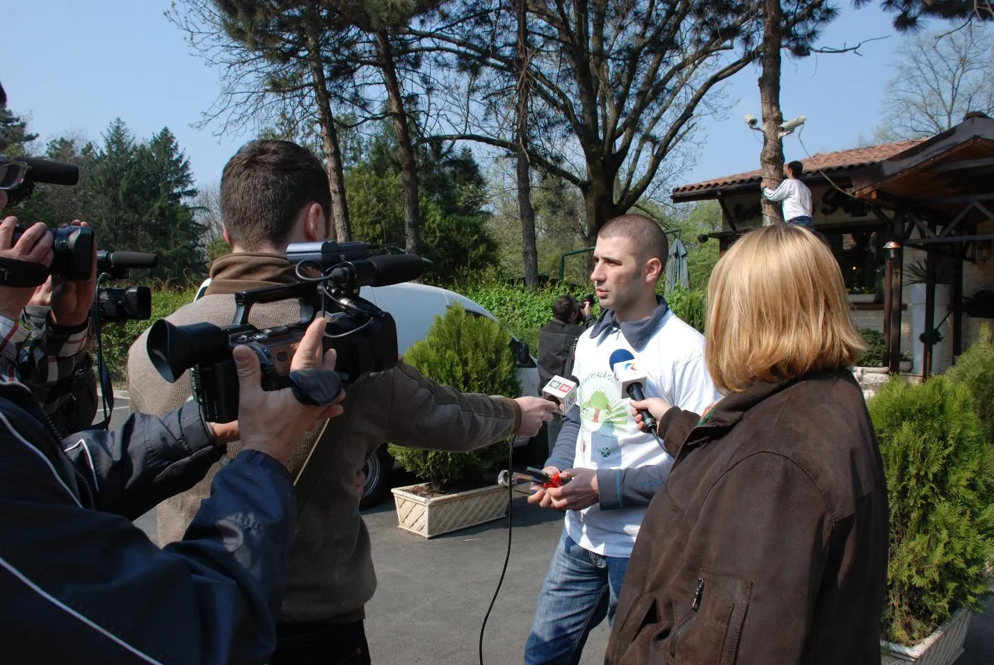 Voluntari Agent Green intervievați de presă în timpul campaniei