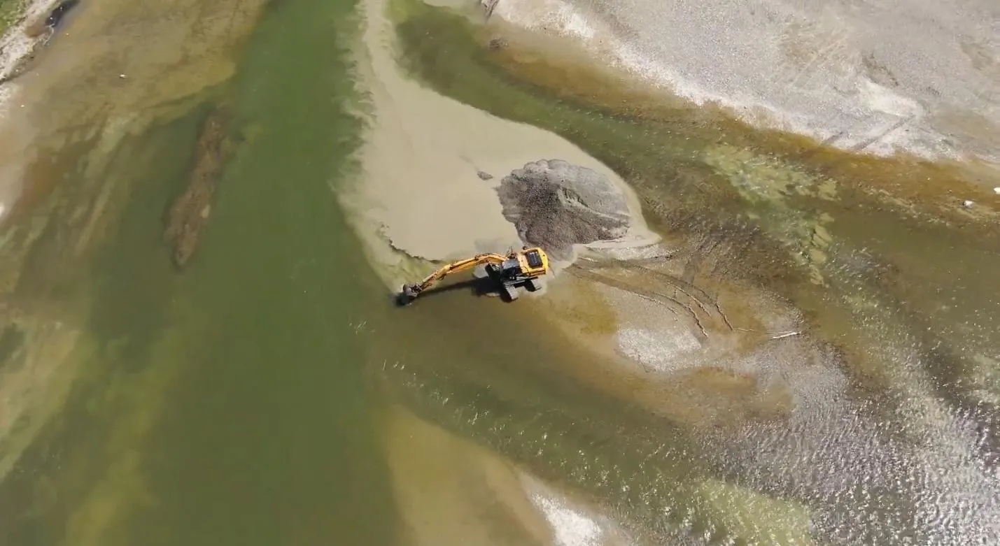 Exploatare de balast într-o albie de râu din România