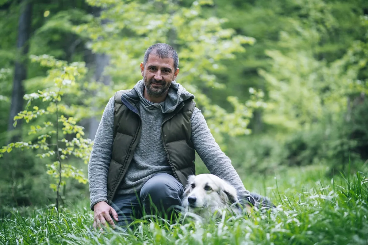 Gabriel Păun și Silva în pădure