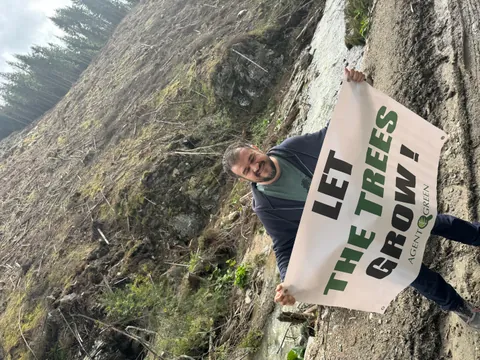 Ion, biolog și investigator, cu bannerul Let the Trees Grow