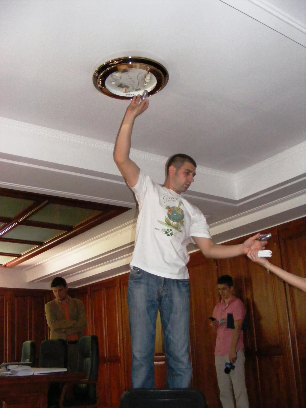 Agent Green ecologizează lumina din Ministerul Culturii