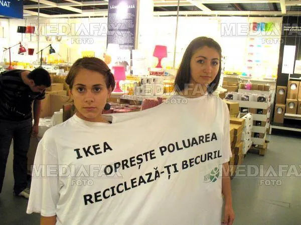 Agent Green protestează în magazinul IKEA împotriva poluării cu mercur