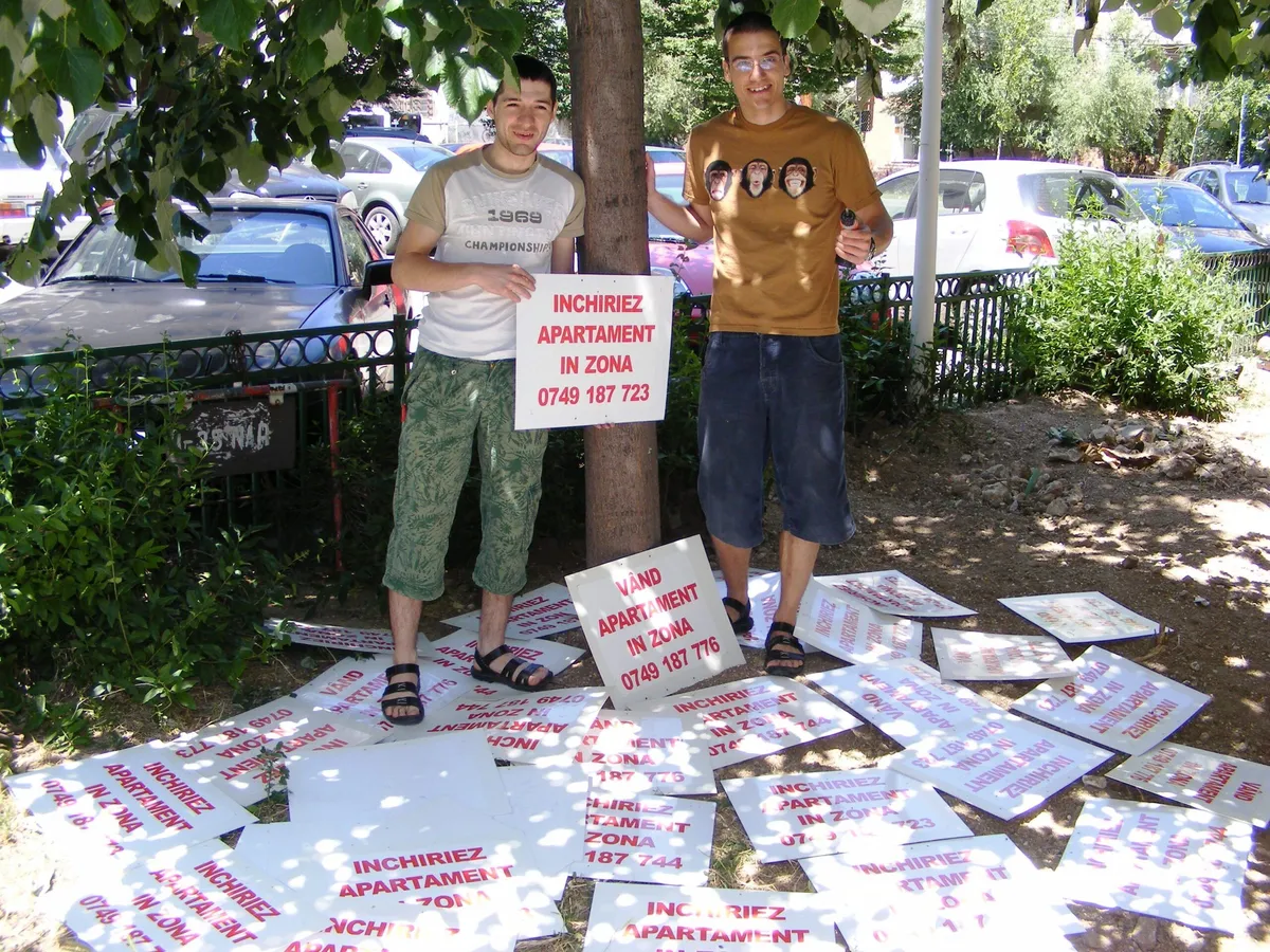 Campania ”Eliberează copacii” din București de reclame ilegale s-a încheiat