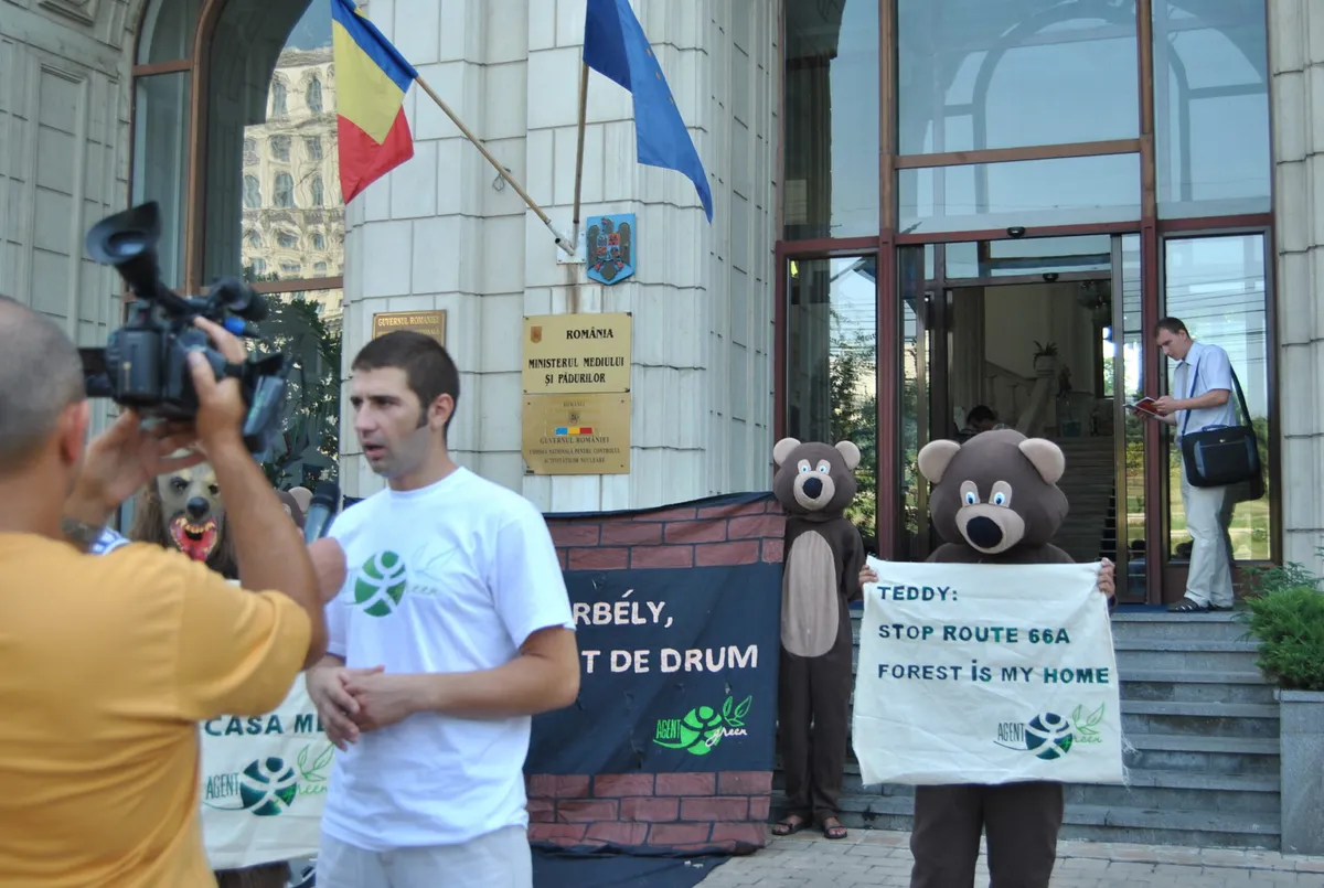 Protestul pentru stoparea DN 66A se muta la Ministerul Mediului