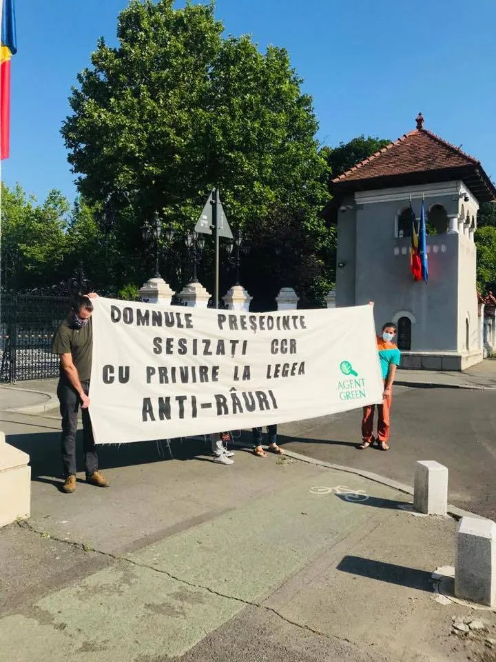 PROTEST PENTRU LEGEA ANTI-RÂURI
